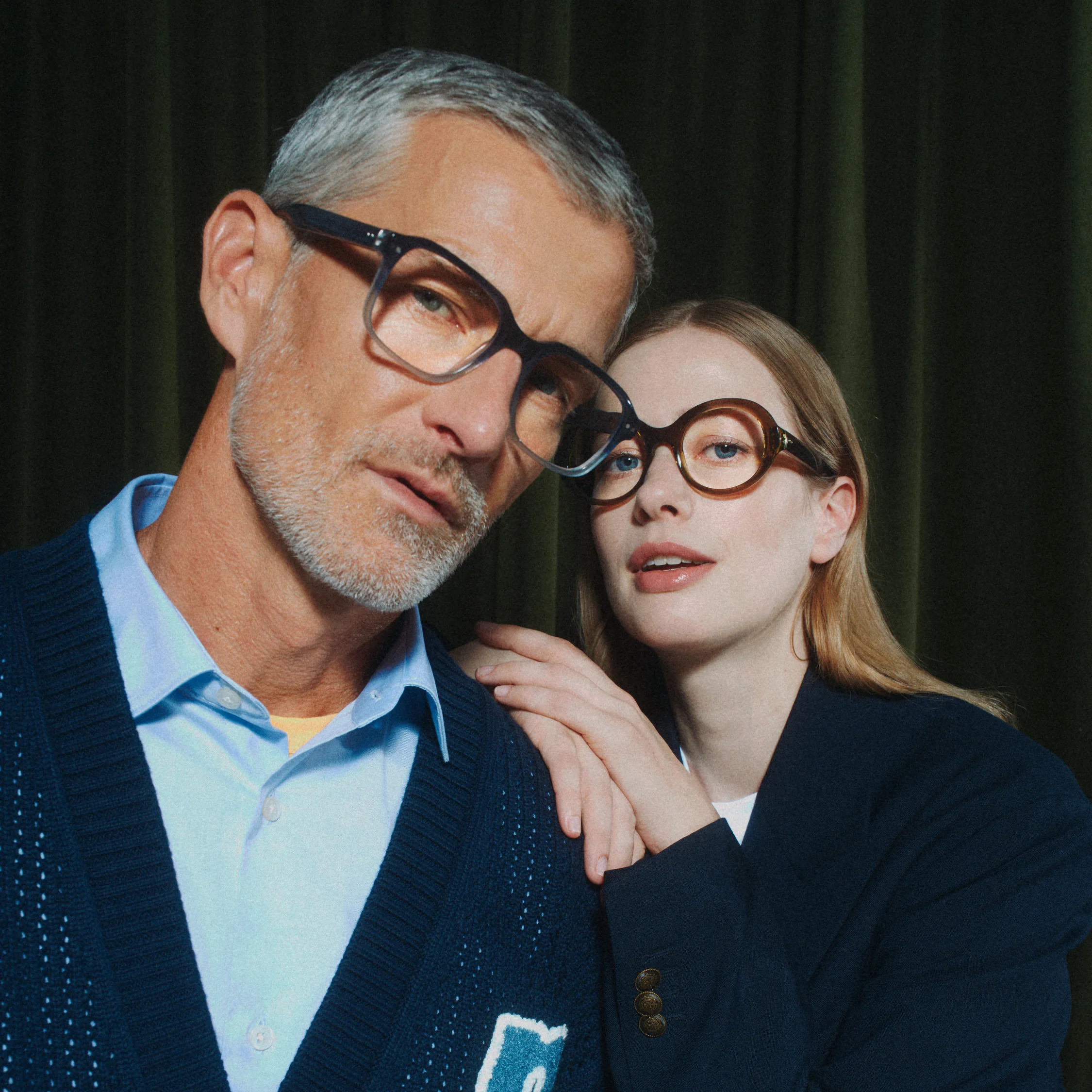 Hombre y mujer con las gafas graduadas Jack y Nina, colección AW26